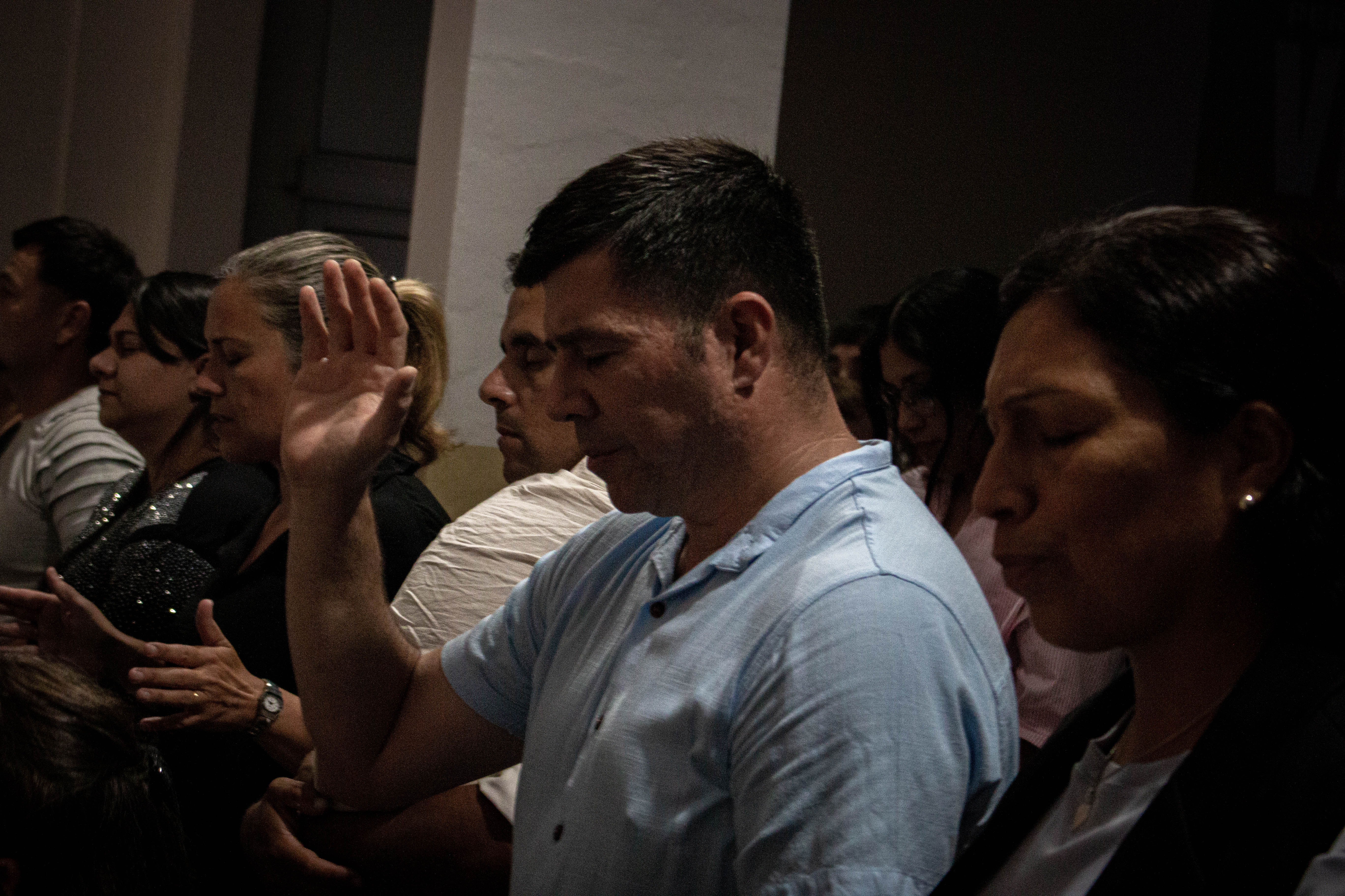 Comunidad reunida en culto
